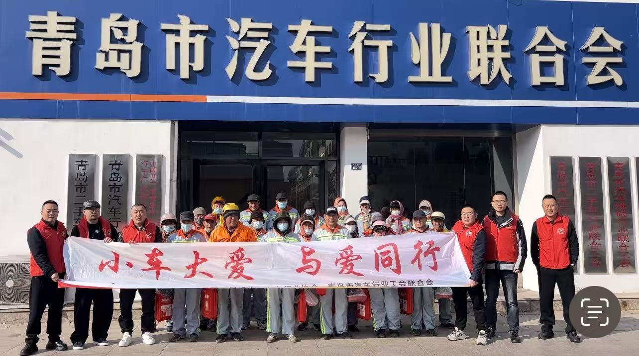 “小车大爱”为环卫工人送上过冬 “暖心包”